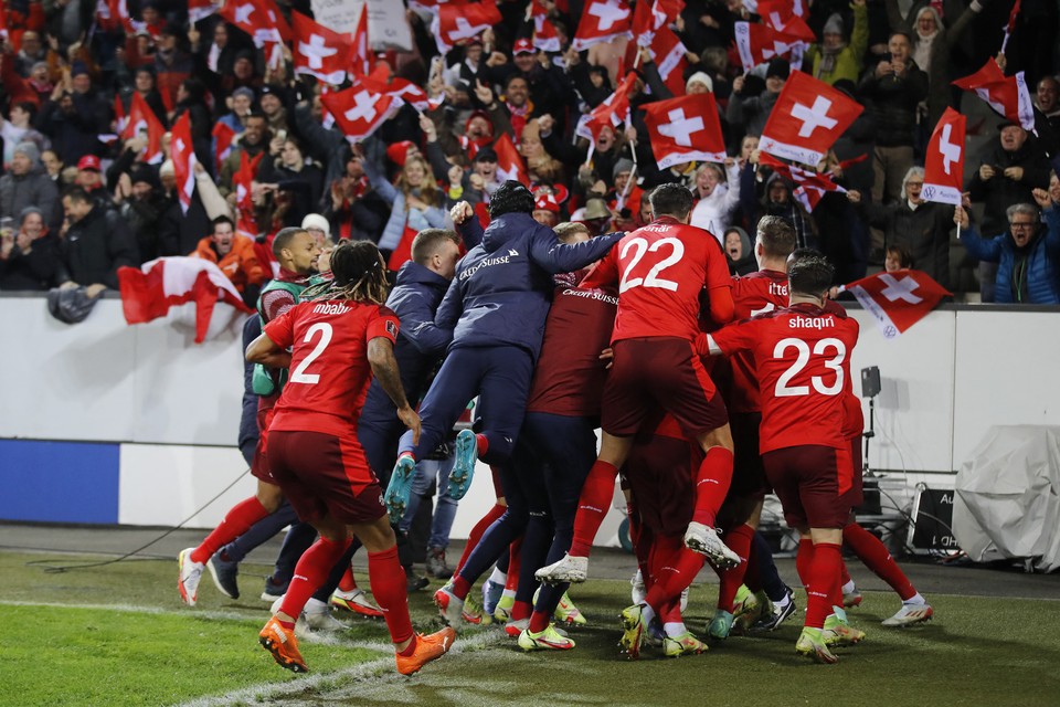 De Zwitserse ploeg viert feest: voor de vijfde achtereenvolgende keer naar het WK. 