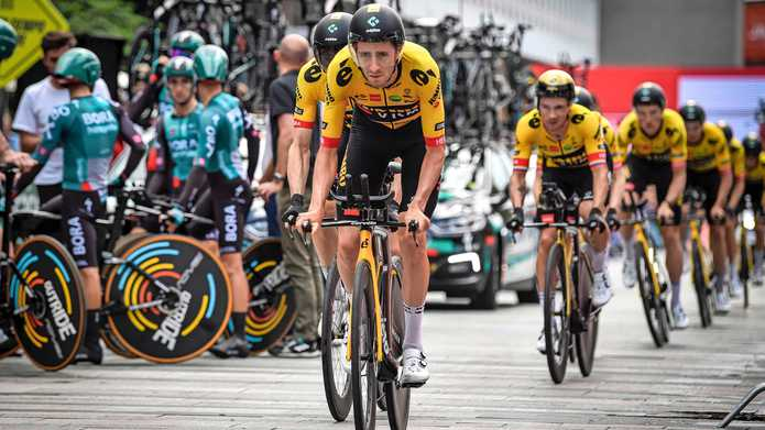 De renners van Jumbo-Visma slaan meteen toe in de openingsrit van de Vuelta in Utrecht. 