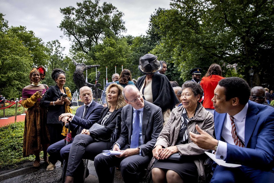 Klaas Knot, president van De Nederlandsche Bank en Franc Weerwind, minister voor Rechtsbescherming bij het Nationaal Monument Slavernijverleden, tijdens de nationale herdenking van het Nederlands slavernijverleden. 