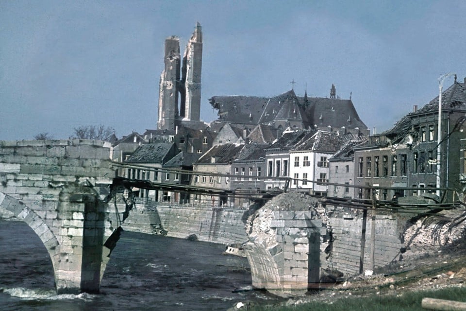 Roermond was maandenlang een frontstad. Onder meer de Roerkade raakte daardoor zwaar beschadigd. 