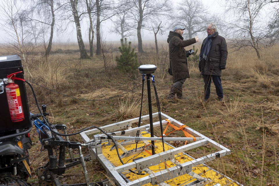 Een 3D-grondradar scant een stuk terrein op de Strabrechtse heide op aanwijzing van VU-onderzoekers Jasper van der Kemp en Peter van Koppen (r), naar de mogelijke begraafplek van Tanja Groen.  