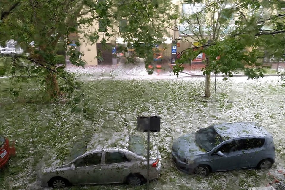 Ook elders in Australië zorgden zandstormen, hagel en plotselinge overstromingen voor wateroverlast, zoals hier in hoofdstad Canberra. 