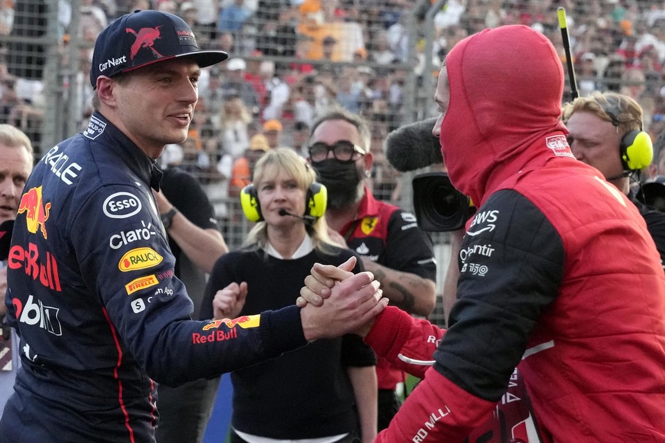 Max Verstappen feliciteert Charles Leclerc met diens pole-position. 