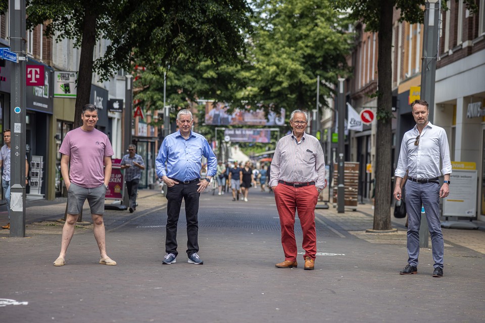 Enkele van de bestuursleden van Hart van Heerlen: van links naar rechts Danny Boonen (Fashion Works), John Italiaander (Corio Plaza) en Paul Crombag (Corio Travel). Rechts adviseur Harold Habets.