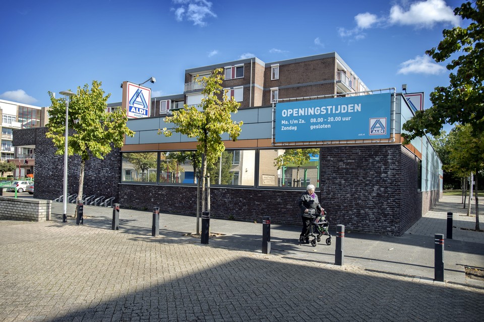 Veel inwoners van Zeswegen zijn aangewezen op de Aldi, de enige supermarkt in de Heerlense wijk. 