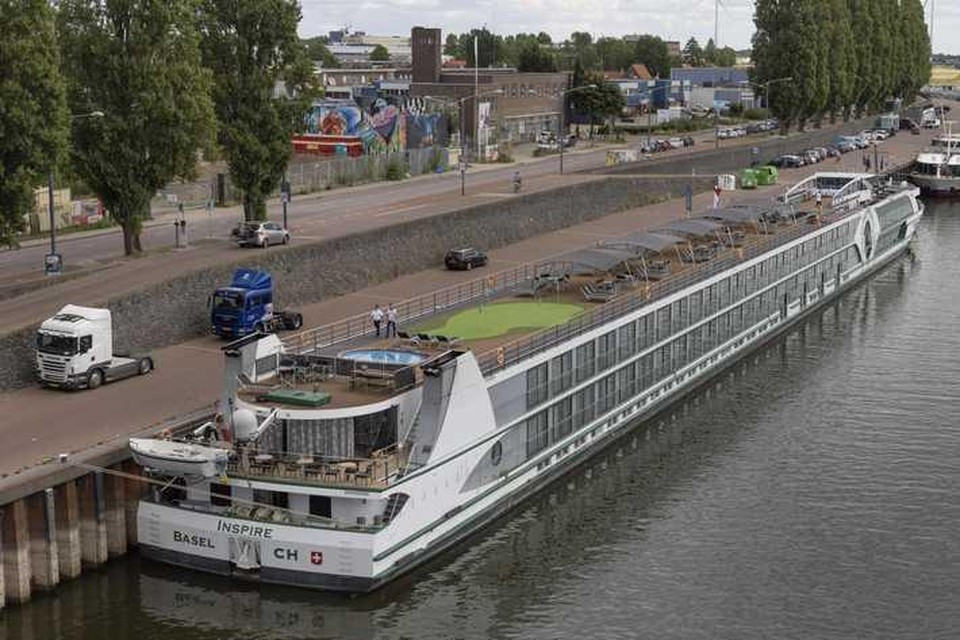 Cruiseschepen langs de Rijnkade hebben last van het lage water op de Rijn. 