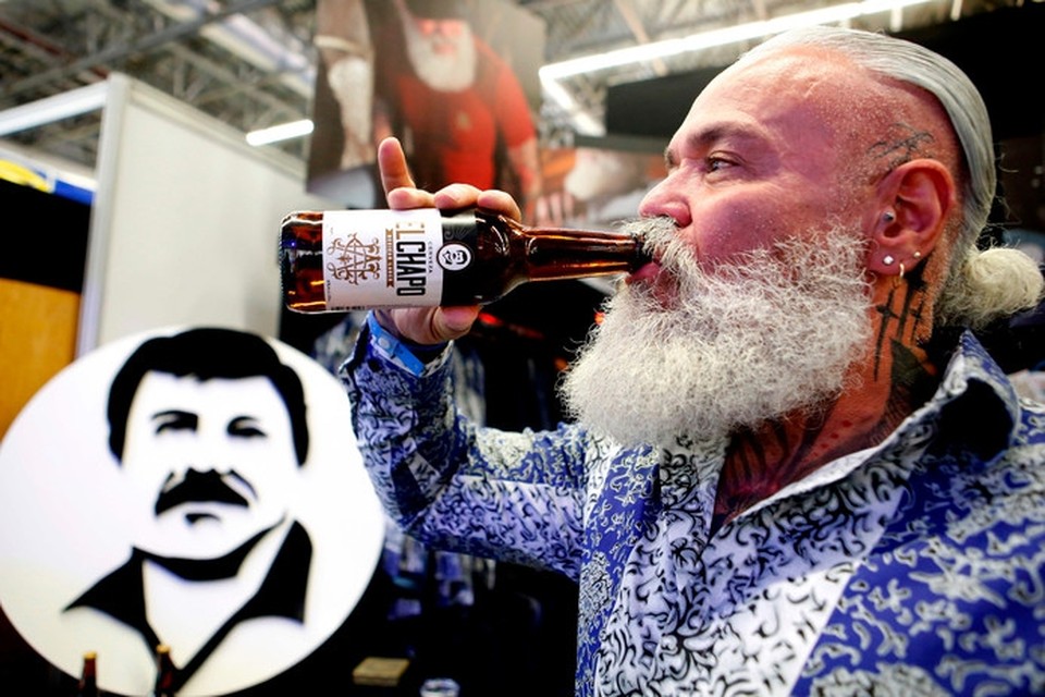 Een man drinkt een ‘El Chapo’ biertje. 