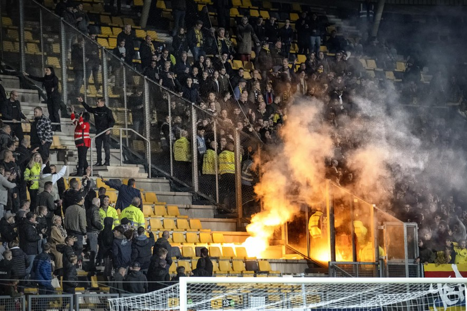 VVV-supporters gooiden vanuit hun vak een fakkel naar de Roda-supporters.  