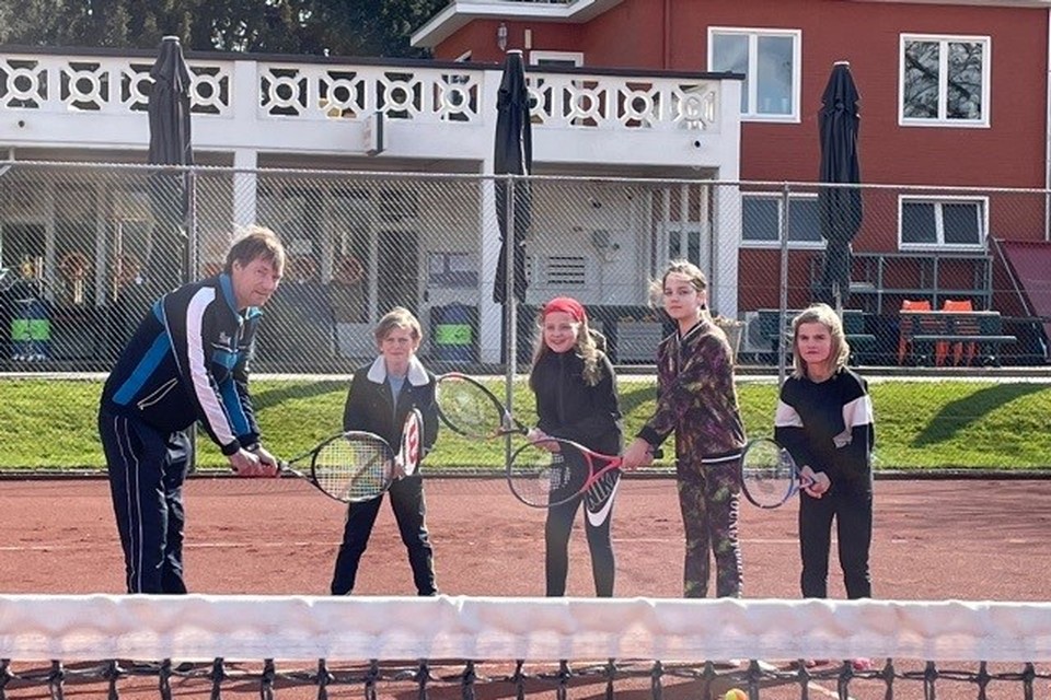 Clubtrainer Rob van Oppen leert jeugdspelers op het fraaie complex aan de Valkenburgerweg de abc’tjes van het tennis. 