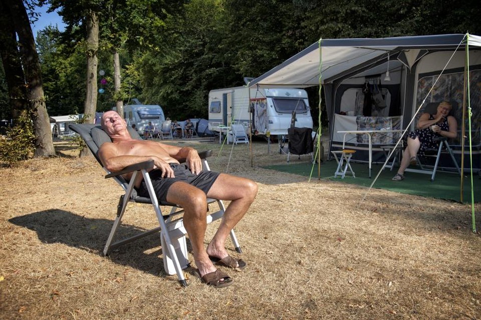 Rob van Boldrik uit Westervoort geniet van de zon op camping De Watertoren in Landgraaf. "Vorig jaar stonden we op een camping bij Eindhoven en was het de hele tijd grafweer. Dan is dit stukken beter."