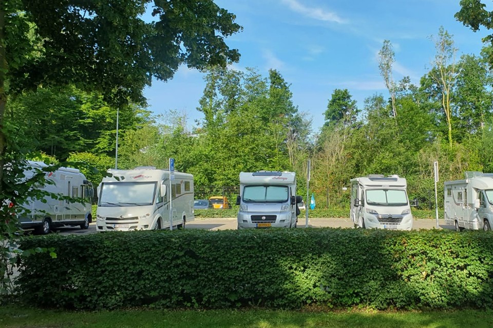 De camperplaatsen op de parkeerplaats bij Kasteel Erenstein. 