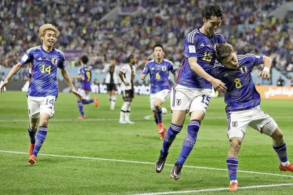 De Japanners vieren de goal. 