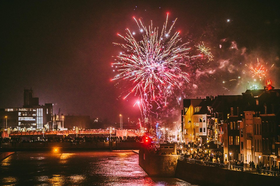 Nieuwjaarsvuurwerk in het Maastricht, bij het begin van 2023.