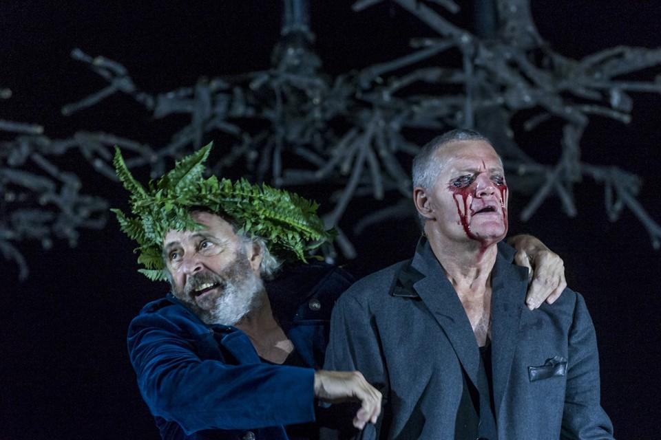 Huub Stapel (met baard) en Porgy Franssen zijn twee van de twaalf acteurs in ‘King Lear’ van Toneelgroep Maastricht.  