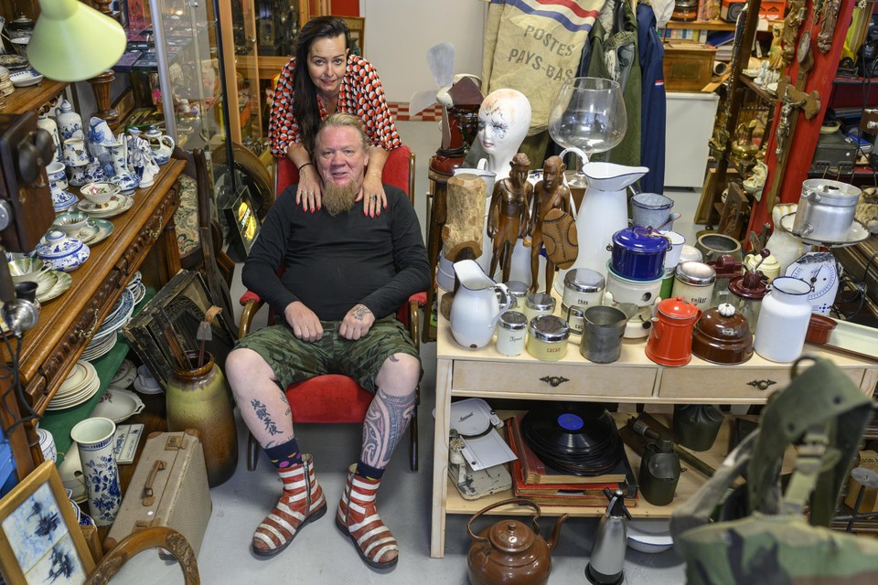 Gerrit Ruitenbeek samen met zijn vriendin Lydia tussen de bonte collectie memorabilia. 
