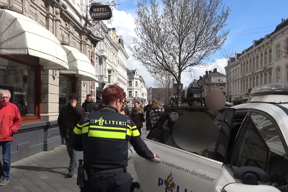 De politie arresteert twee vrouwen na ‘voorwerk’ van YouTuber Boevenspotter. 