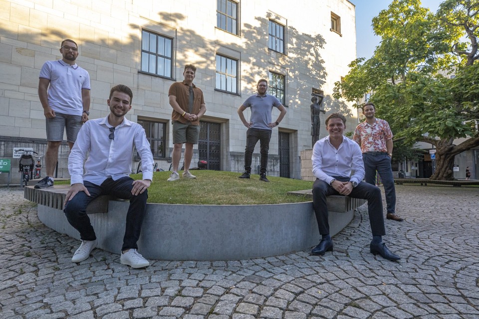 Van links naar rechts: Milan Mevis (23, JOVD), Tahir Nefjodov (21, Dwars), Angelo van Goethem, Melvin Roeleveld (beiden 25, Jonge Socialisten), Max Housen (18, CDJA) en Noah Chebib (21, Jonge Democraten). Op de foto ontbreekt SP’er Cynthia Smeets (Rood). 