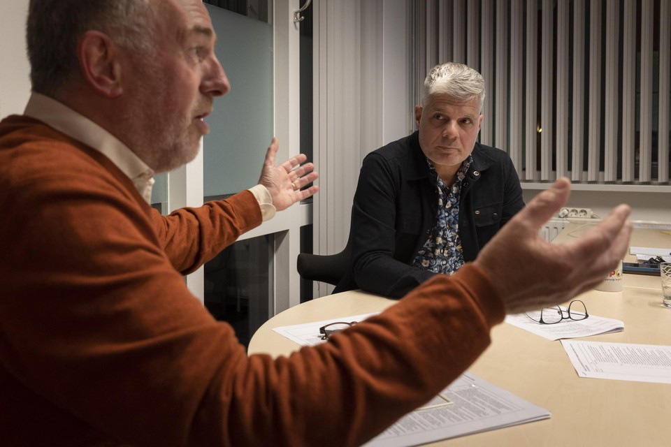 Jos Cremers (l) en Ron Aspers hebben na respectievelijk 27 en 16 jaar hun bestuursfunctie bij de stichting LVK neergelegd. 