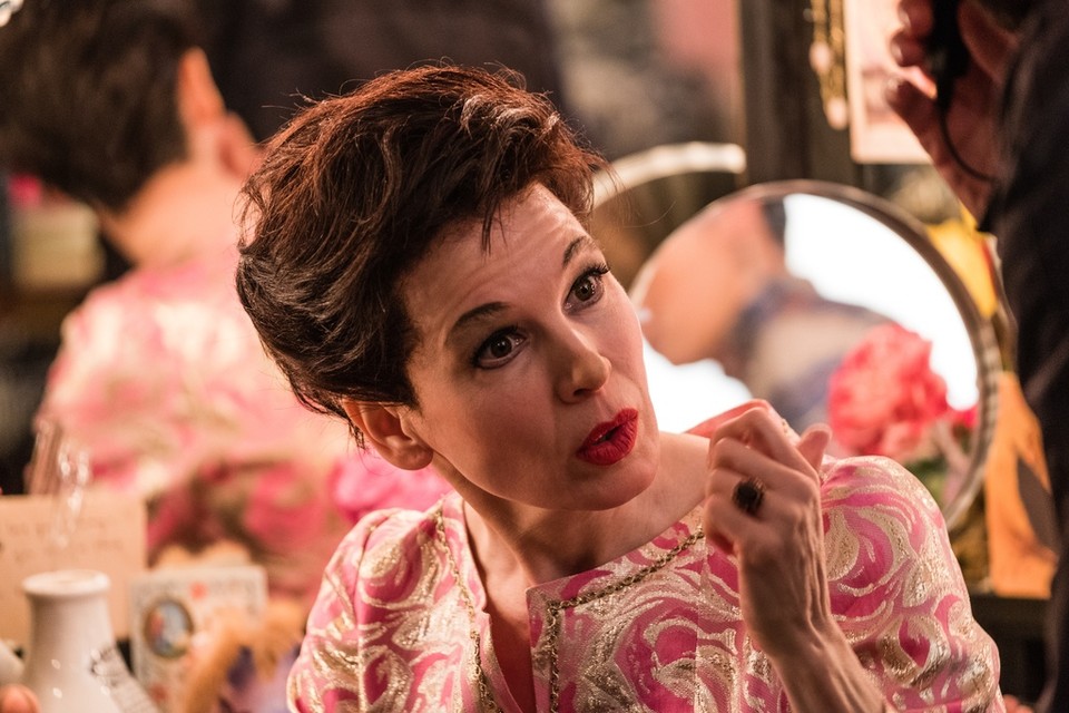 Renée Zellweger kruipt in de huid van Judy Garland, een Oscarwaardige performance. 