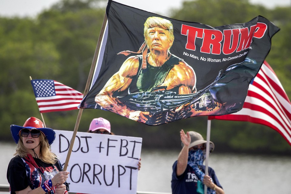 Aanhangers van oud-president Donald Trump protesteren bij zijn residentie Mar-a-Lago tegen de inval die de FBI daar deed.  