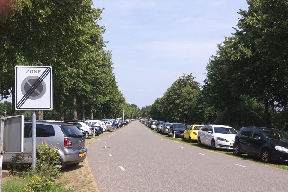 Badgasten van FunBeach parkeren op een zomerse dag veelvuldig op de Thornerweg. 