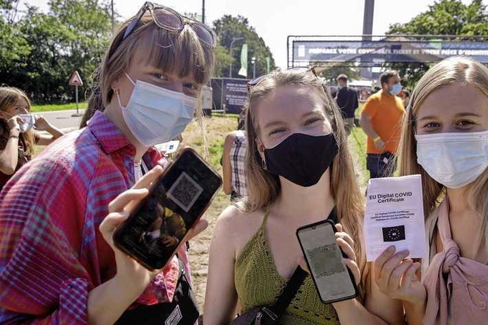 Festivalgangers tonen hun vaccinatiebewijs bij de toegang tot het Ronquiere Musicfestival, in België. 