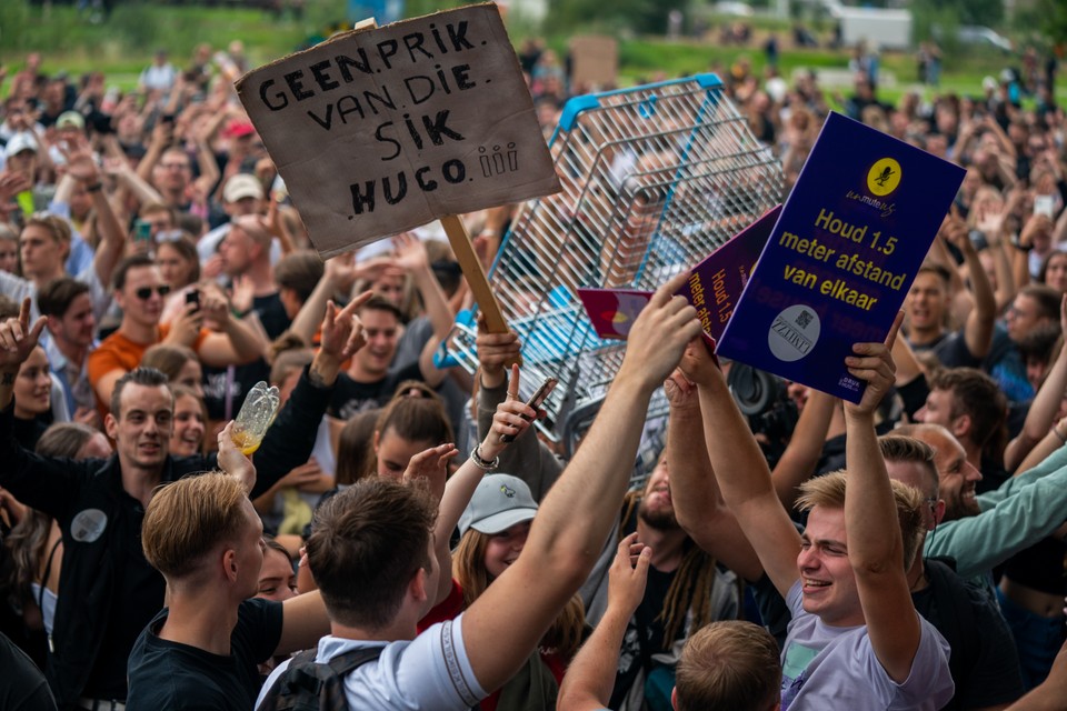 Jongeren gaan los tijdens het Unmute-protest in Maastricht. 