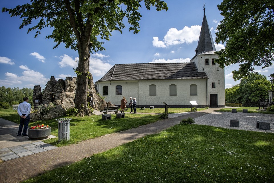 Het Clemenskerkje in Merkelbeek. De omgeving gaat fors op de schop. 