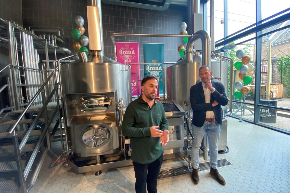 De Brand Brouwerij in Wijlre focust zich vanaf november volledig op de ontwikkeling van speciaalbieren. Links brouwmeester Nils Reichhardt, rechts Martijn Wijnhoven, horecadirecteur Heineken regio Limburg.