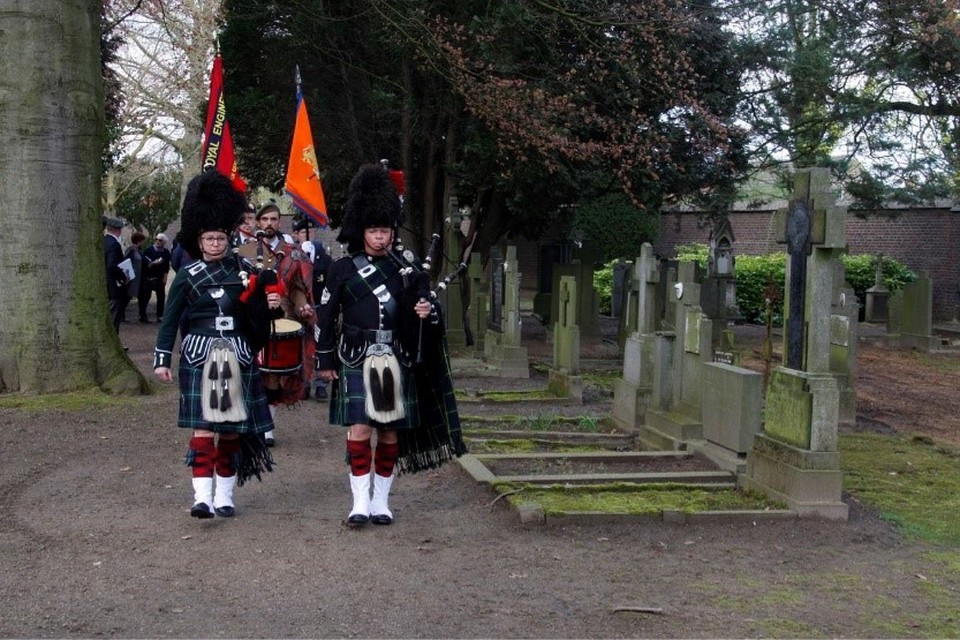 Onder begeleiding van pipers worden de graven van de geallieerden en Nederlandse verzetsstrijders en militairen bezocht. 