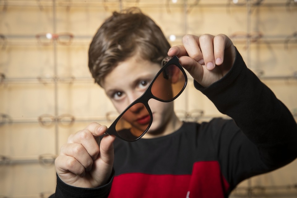 Quinn Zelen (12) uit Tegelen toont zijn EnChroma kinderbril voor buiten die nauwelijks te onderscheiden is van een gewone zonnebril, maar bij hem voor een wereld van verschil zorgt.