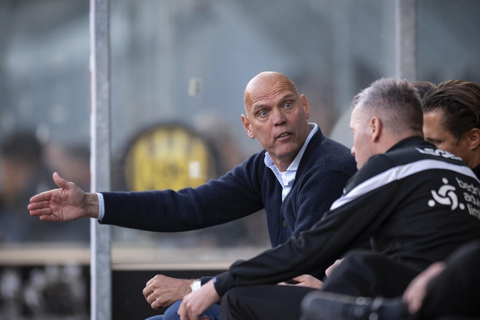 Roda-coach Jurgen Streppel overlegt met zijn assistenten. 