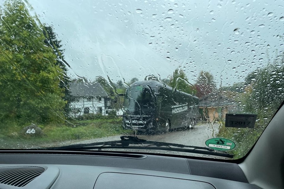 Een bus wringt zich door de smalle straten van Rott, met als bestemming wijndomein Sint-Martinus. 