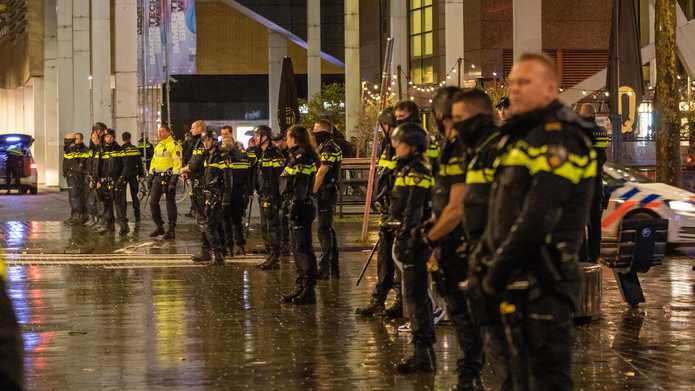 De politie is massaal aanwezig in Rotterdam. 