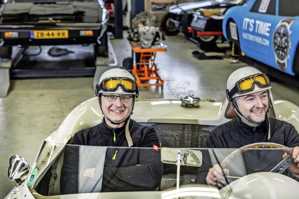Sportautomakers Paul (links) en Tino Huet ontspringen de Brusselse elektro-dans. „Accu’s zouden de auto te zwaar maken en waarschijnlijk niet eens passen.”