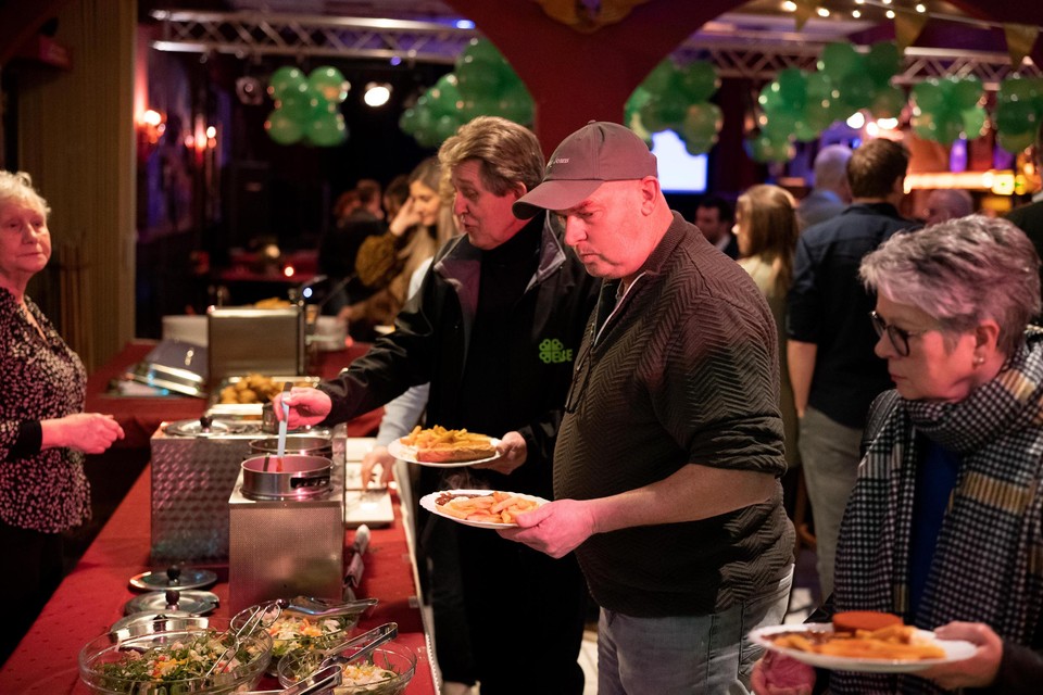 Frites met frikandel en zuurvlees: de BBB-leden brengen verkiezingsavond door in een snackbar met zaaltje in Heugem.