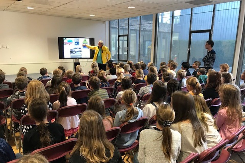 De leerlingen presenteren hun verkeersrapportje. 