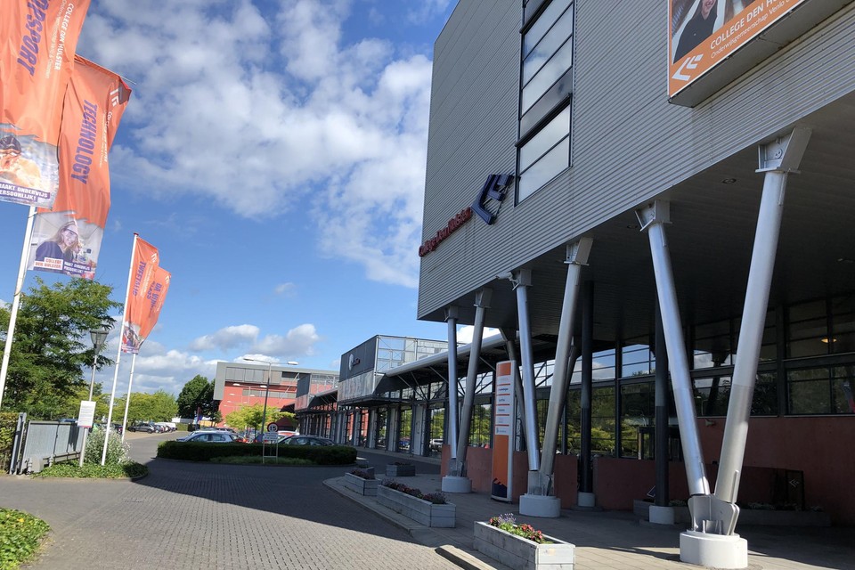 De drie middelbare scholen in Venlo,waaronder college  Den Hulster (foto),  moeten flink bezuinigen.