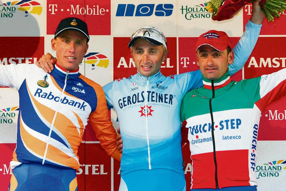 Davide Rebellin (midden) na zijn winst in de Gold Race. 