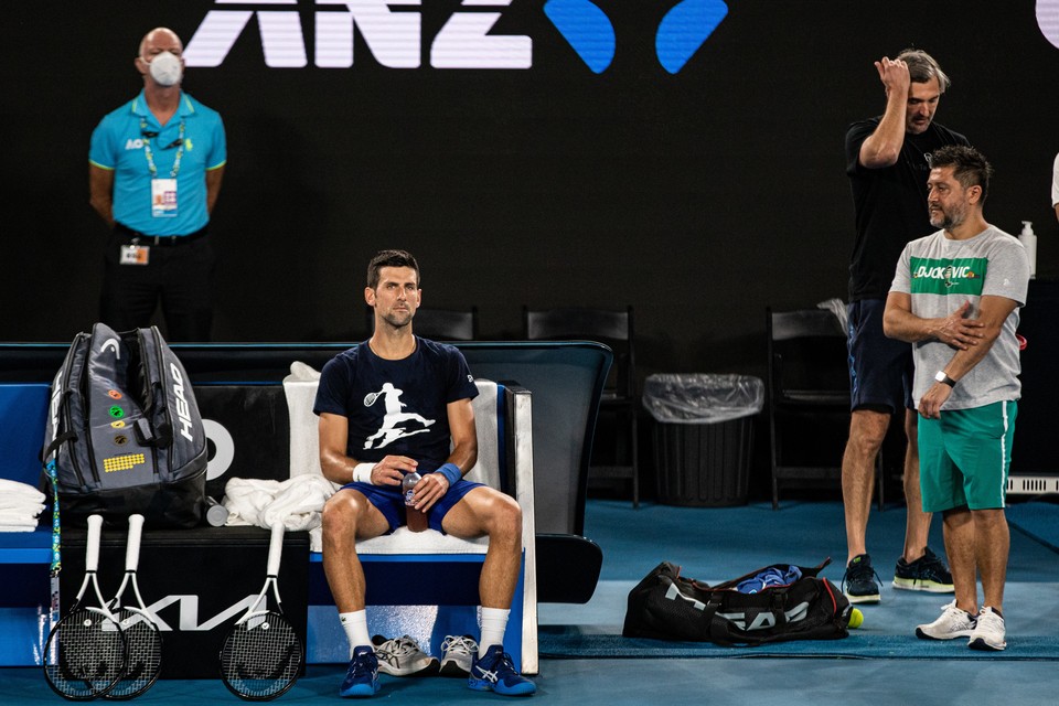 Novak Djokovic tijdens een trainingssessie in Melbourne. 