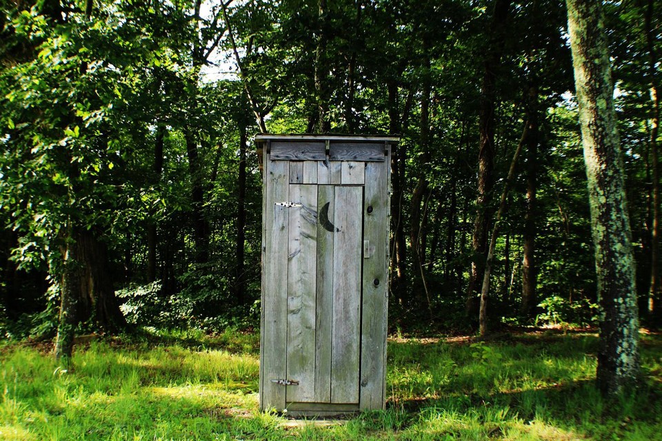 Een voorbeeld van een toilet in de natuur  