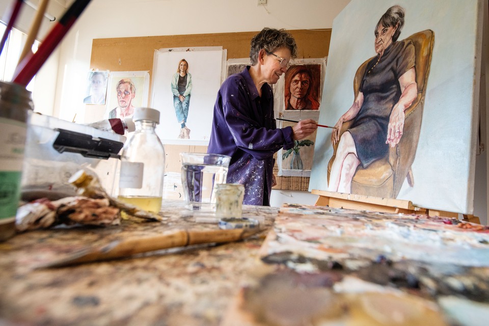 De Geleense portretschilder Michelle Faaij aan het werk in haar atelier. 