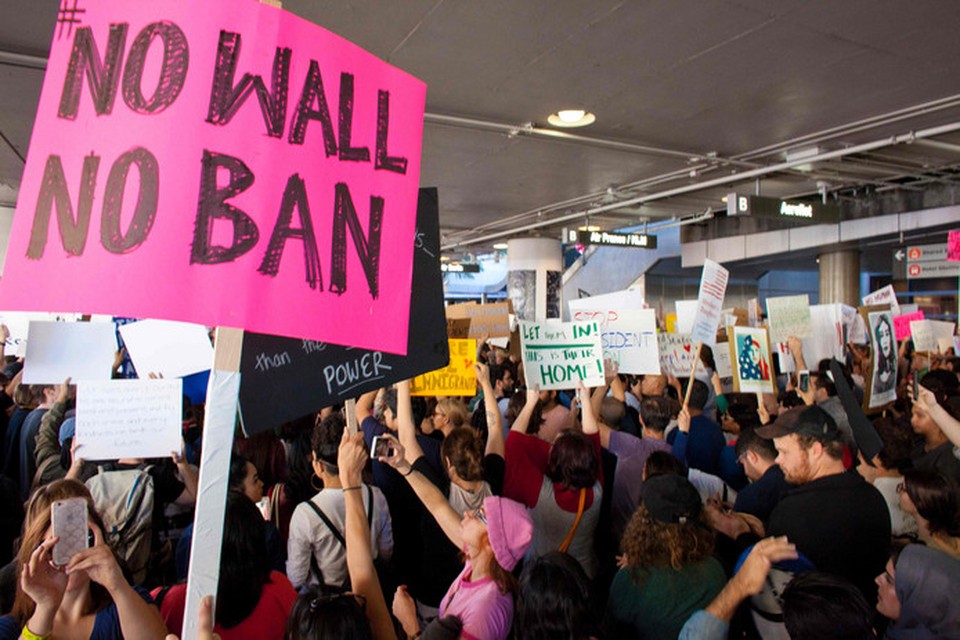Amerikanen protesteren in Los Angeles tegen het inreisverbod wat president Donald Trump wil doorvoeren.