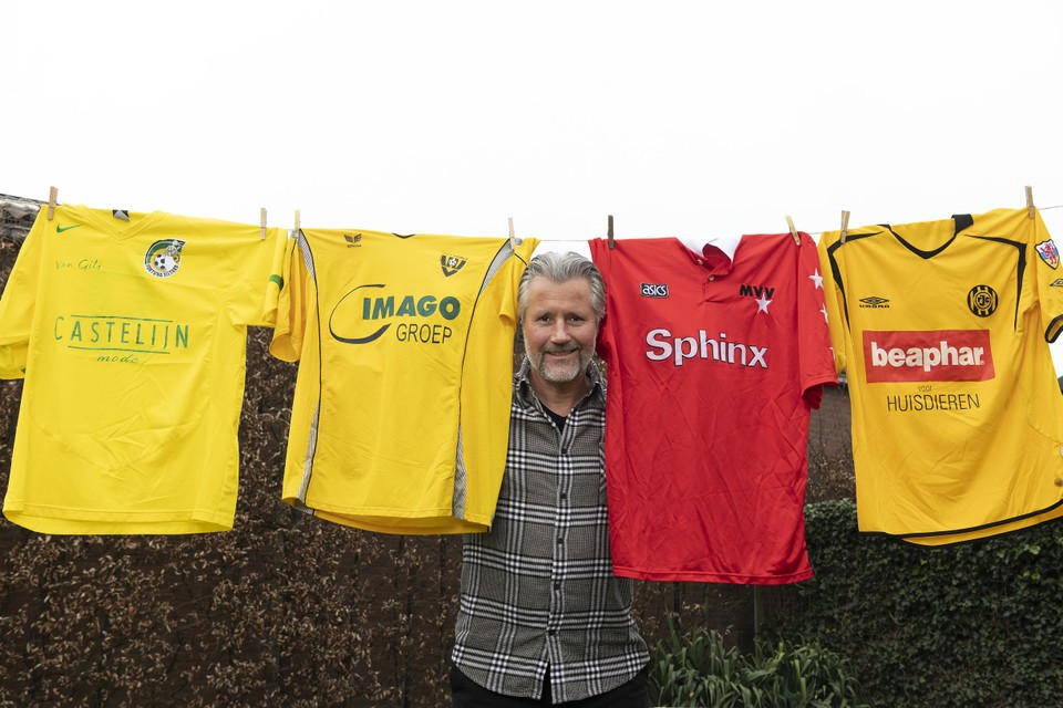 Dirk Jan Derksen tussen de shirts van de vier Limburgse profvoetbalclubs waarvoor hij speelde. 