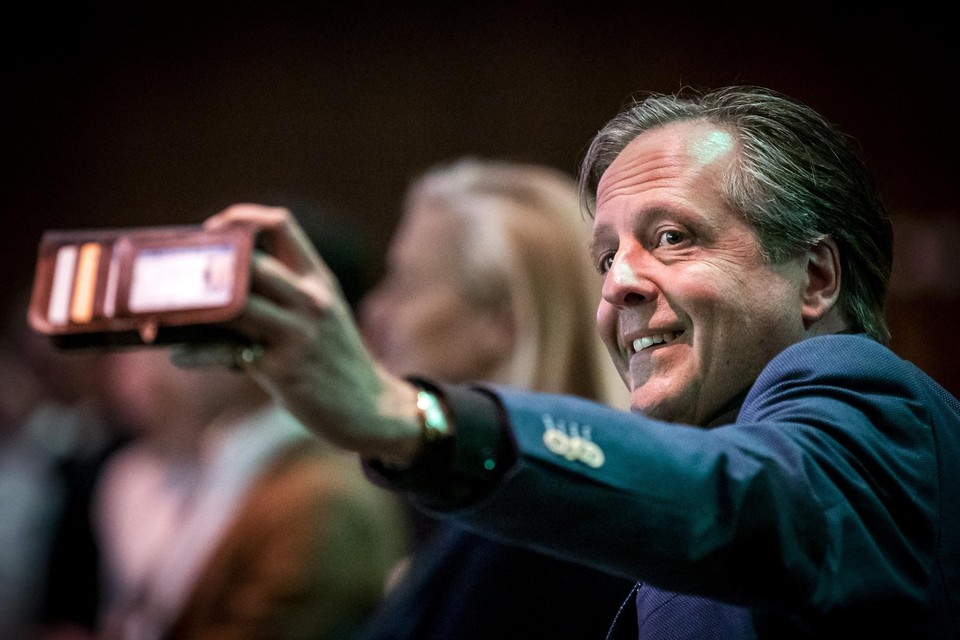 Alexander Pechtold maakt een selfie.  