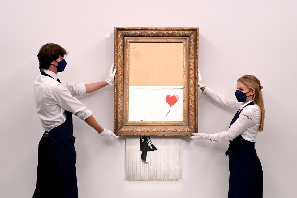 De veiling van ‘Love is in the Bin’ van Banksy in september vorig jaar. 