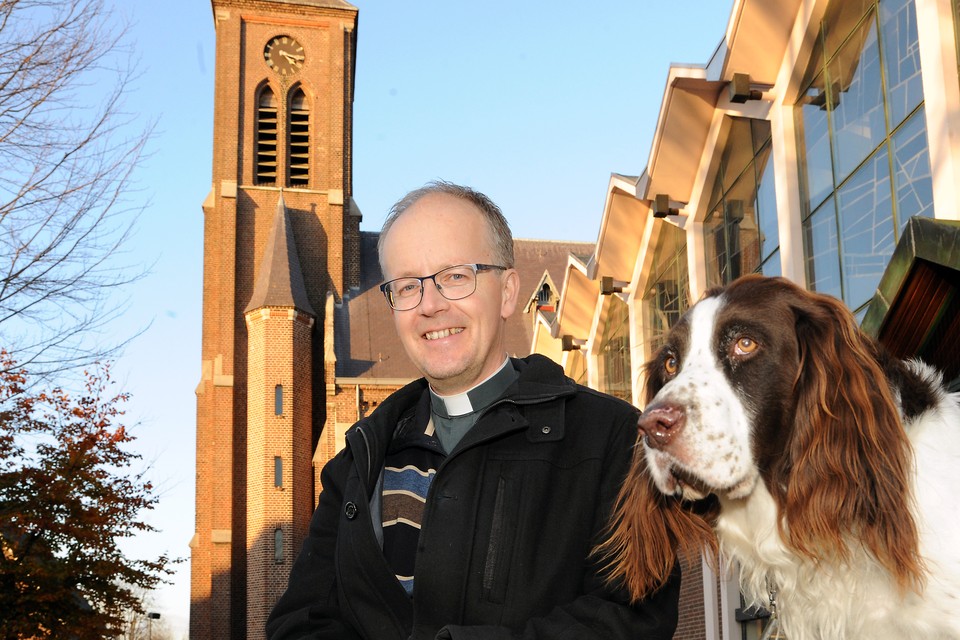Pastoor en parochieherder Theo Miedema met zijn hond Duco. 