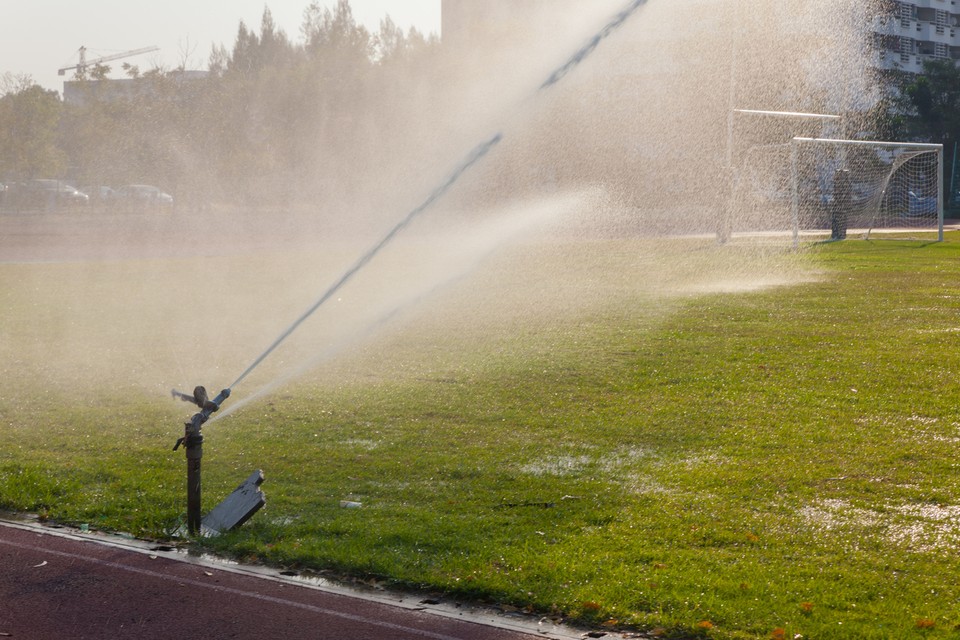 Ook sportcomplexen met grasvelden worden niet meer met water besproeid.