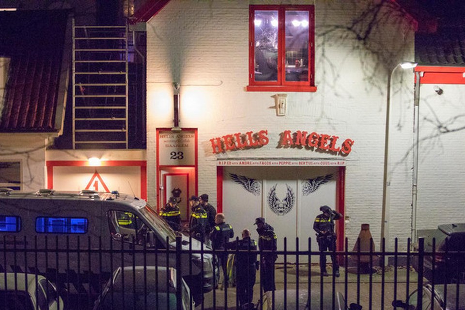 De politie doet een inval in het clubhuis van de motorclub Hells Angels. 