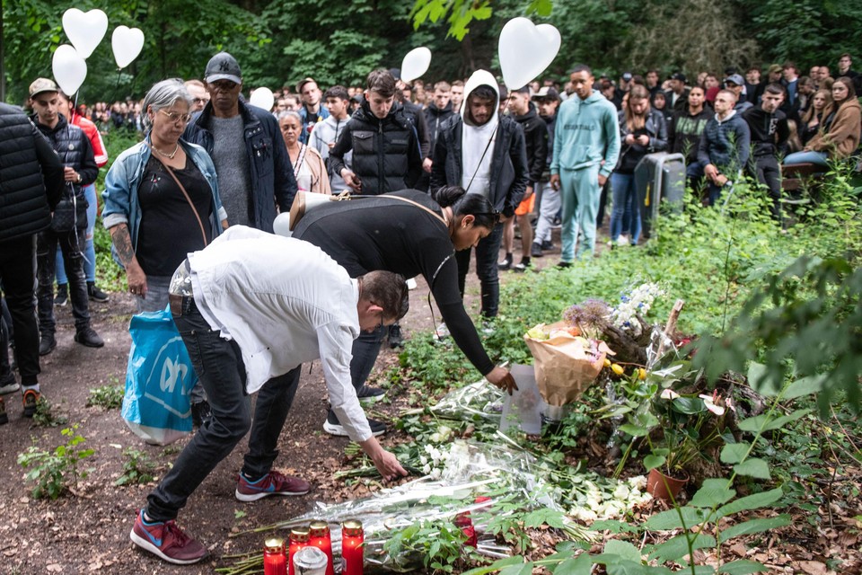 Vrienden van de vermoorde Xavier Durlinger leggen bloemen op de plek waar hun vriend werd gevonden.  
